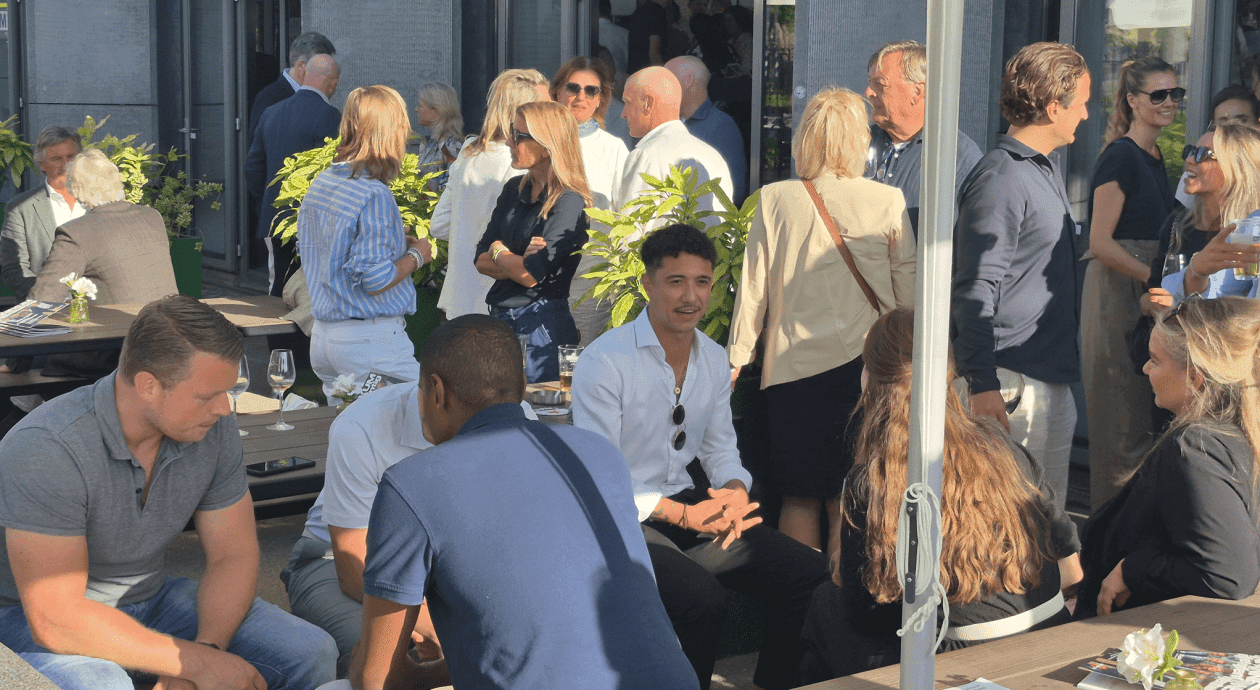 Medwerkers en relaties van Annexum genoten van het mooie weer - en waren blij me de parasols.